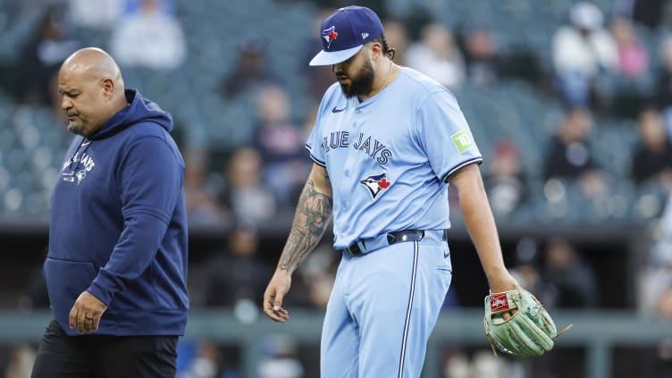 May 27, 2024; Chicago, Illinois, USA; Toronto Blue Jays starting pitcher Alek Manoah (6) leaves the game against the Chicago White Sox due to injury during the second inning at Guaranteed Rate Field. Mandatory Credit: Kamil Krzaczynski-USA TODAY Sports