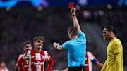 Antoine Griezmann fue expulsado del Atleti - Liverpool por una fuerte patada sobre Firmino