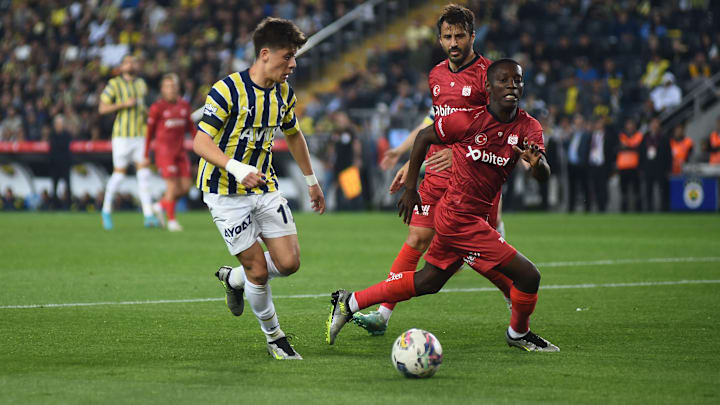 Arda Güler, Max Gradel'i geçmeye çalışıyor.
