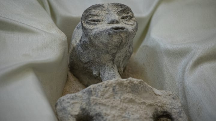 "Non-human" alien corpses are displayed to the media in Mexico City "Non-human" alien corpses are displayed to the media in Mexico City