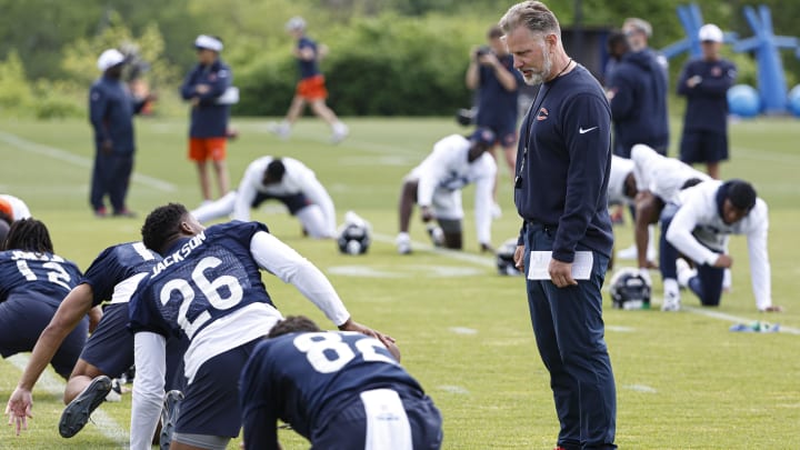 Matt Eberflus holds a chat with wide receiver John Jackson during spring work at Halas Hall. Jackson was among players cut on Monday.