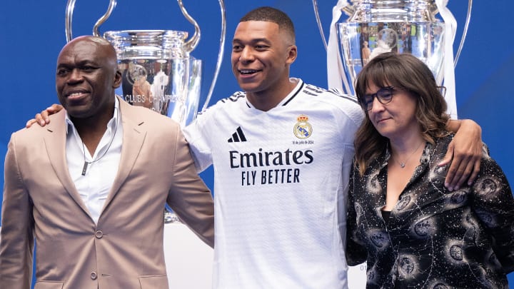 Kylian Mbappé, accompagné de ses parents, Wilfried Mbappé et Fayza Lamari 