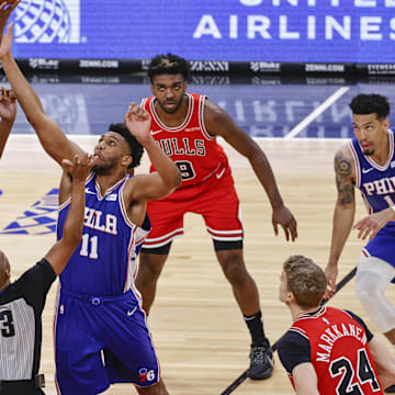 Mar 11, 2021; Chicago, Illinois, USA; Chicago Bulls center Wendell Carter Jr. (34) and Philadelphia 76ers center Tony Bradley (11) battle for the ball at the tip-off at United Center. Mandatory Credit: Kamil Krzaczynski-Imagn Images