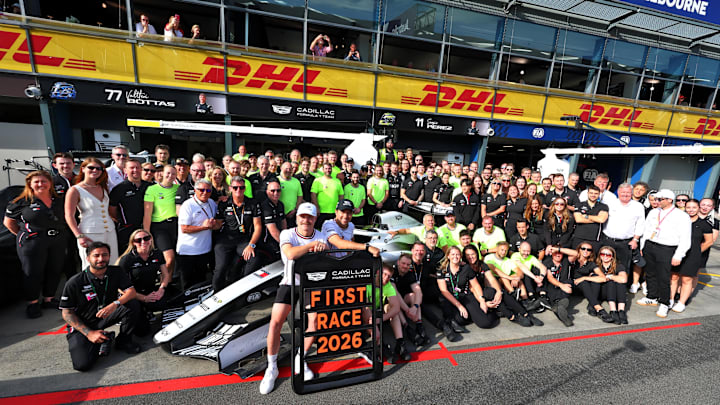 Checo Pérez regresa a la parrilla y completa la primera carrera de Cadillac en Fórmula 1. Aquí la foto para el recuerdo con el equipo.