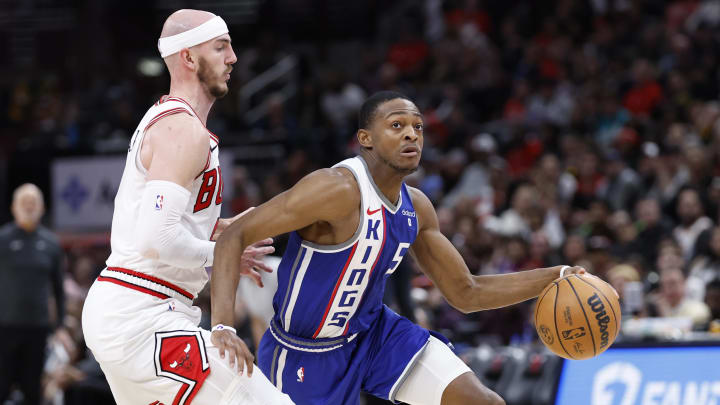 Feb 3, 2024; Chicago, Illinois, USA; Sacramento Kings guard De'Aaron Fox (5) drives to the basket against Chicago Bulls guard Alex Caruso (6): Kamil Krzaczynski-USA TODAY Sports