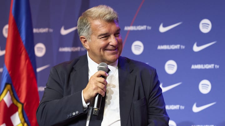 Joan Laporta et le FC Barcelone devraient recevoir une importante somme d'argent prochainement. 