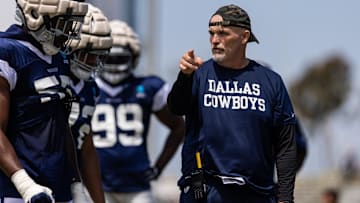 Aug 4, 2022; Oxnard, CA, USA; Dallas Cowboys defensive coordinator Dan Quinn talks to players during training camp at River Ridge Playing Fields in Oxnard, California. Mandatory Credit: Jason Parkhurst-Imagn Images