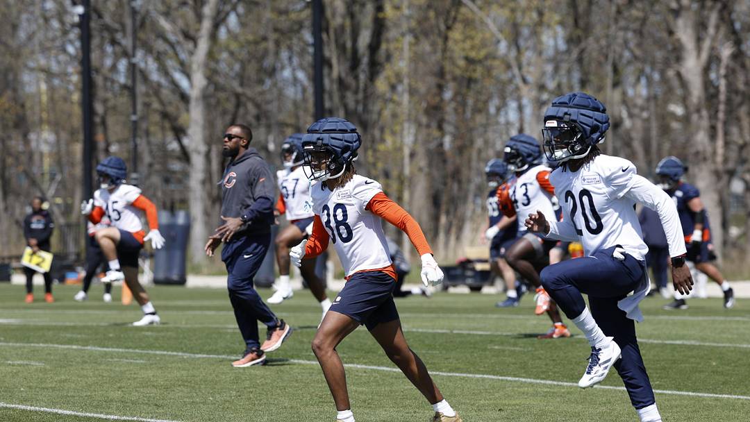 Chicago Bears defensive backs Devin Kirkwood and Zah Frazier.