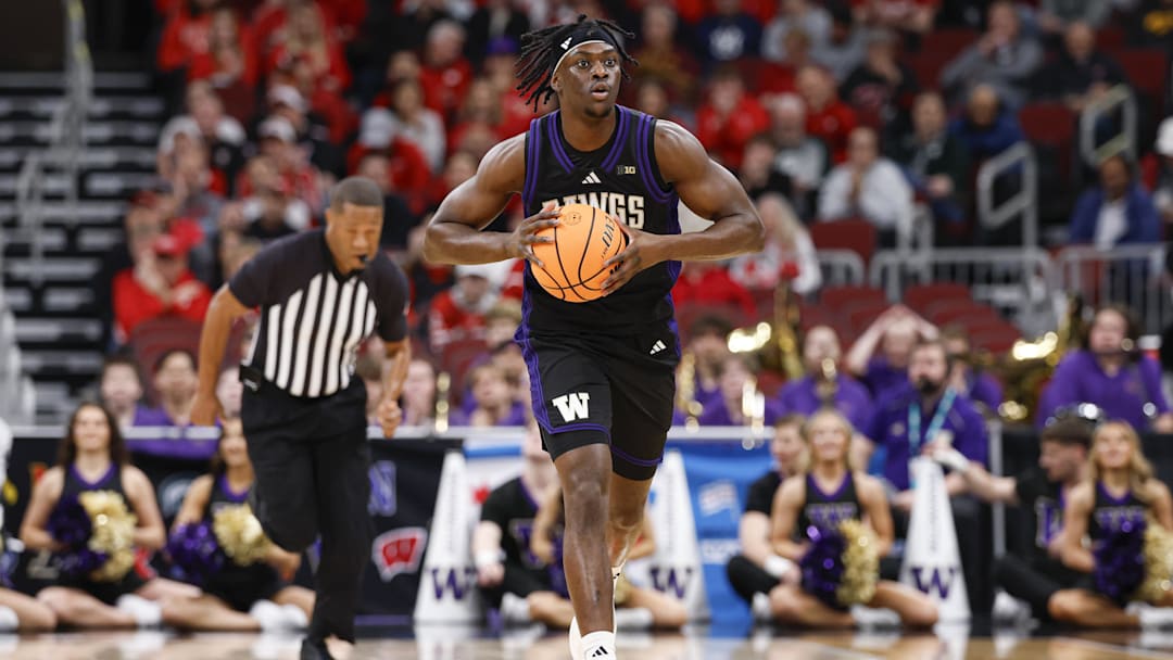 Mar 12, 2026; Chicago, IL, USA; Washington Huskies guard Zoom Diallo (5) passes the ball against the Wisconsin Badgers during the first half at United Center. Mandatory Credit: Kamil Krzaczynski-Imagn Images