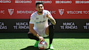 O brasileiro Alex Telles deixou o Manchester United para assinar com o Sevilla
