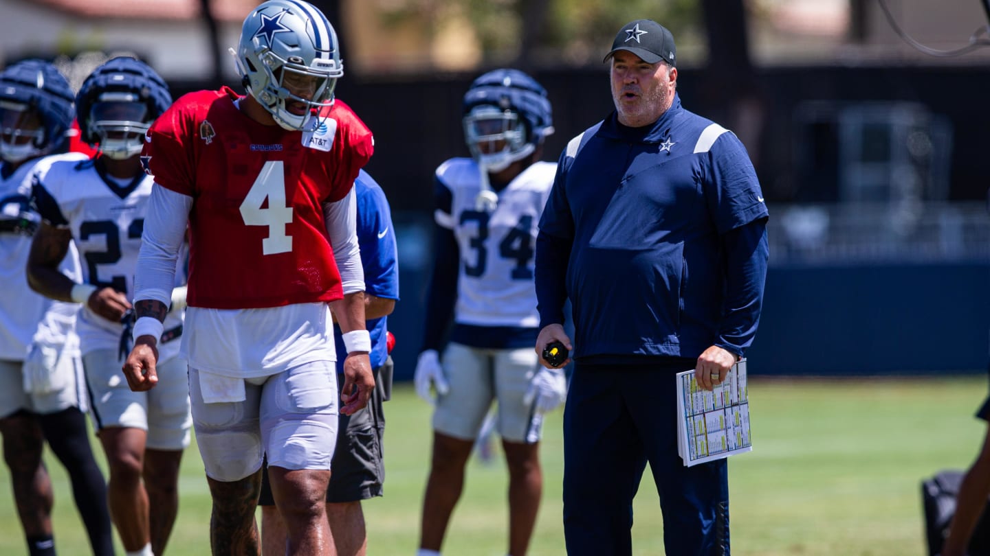 When do Dallas Cowboys arrive in Oxnard for training camp?
