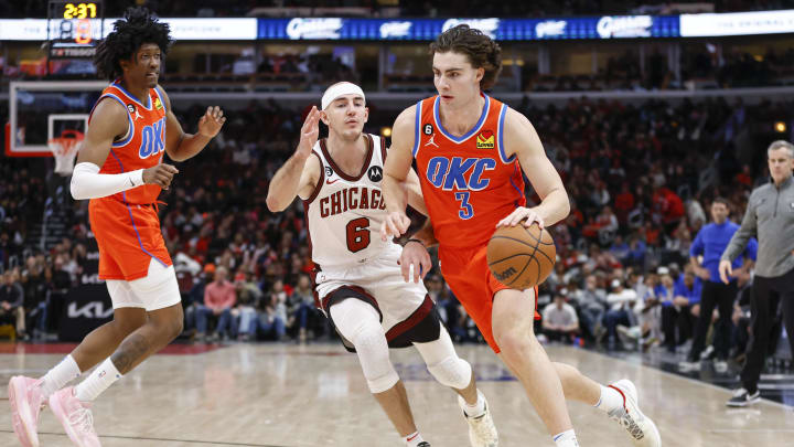 Oklahoma City Thunder guard Josh Giddey drives to the basket against Chicago Bulls guard Alex Caruso.