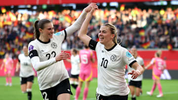 Jule Brand (links) beim Jubeln mit Laura Freigang