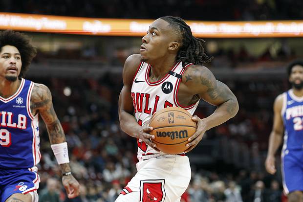 Hậu vệ Ayo Dosunmu của Chicago Bulls lái bóng vào rổ.