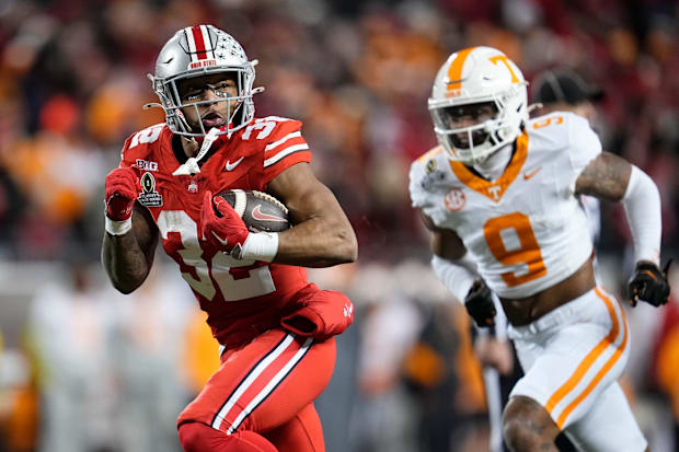 Henderson runs past Volunteers defensive back Jakobe Thomas for a 24-yard touchdown.