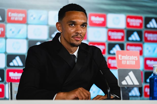 特伦特·亚历山大-阿诺德在媒体面前。