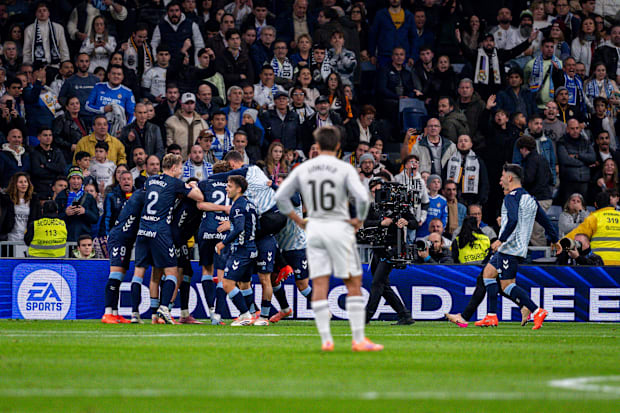 กอนซาโล การ์เซีย สังเกตผู้เล่นเซลตา บีโก้ที่กำลังเฉลิมฉลอง