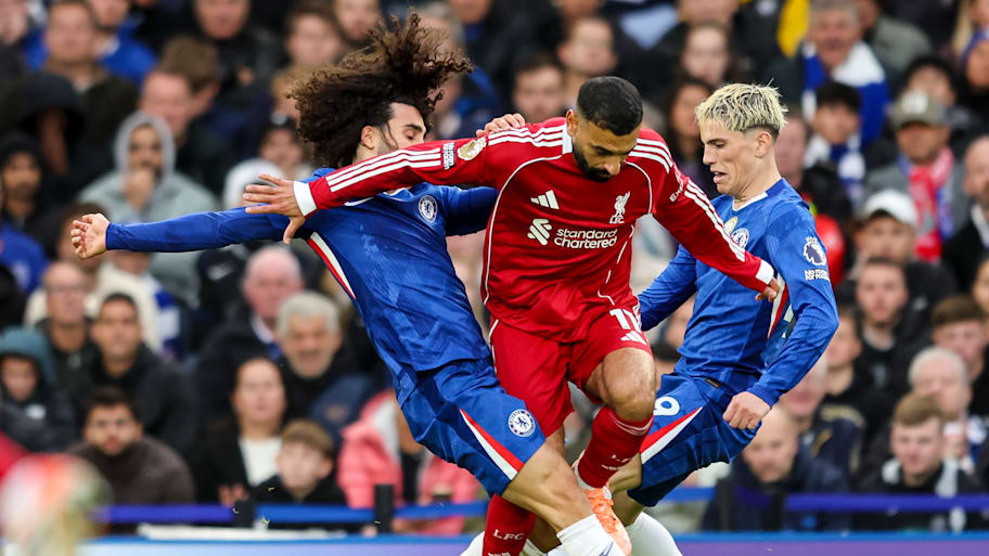 Chelsea and Liverpool players battling.