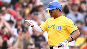 Los Yankees tendrán que entregar prospectos top a Boston por Rafael Devers