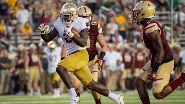 Dexter Williams scores a touchdown for Notre Dame at Boston College in 201