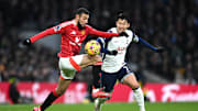 Noussair Mazraoui (l.) im Duell mit Heung-min Son