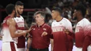 Fernando Duró, el entrenador del seleccionado venezolano, junto a algunos de los jugadores en la Copa Mundial FIBA de 2019