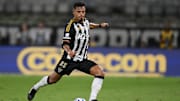 Gabriel Menino sofreu pancada no tornozelo em clássico pelo Brasileirão
