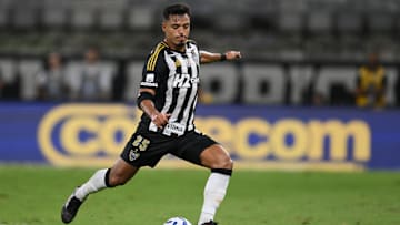 Gabriel Menino sofreu pancada no tornozelo em clássico pelo Brasileirão