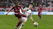 Serge Gnabry (l.) kommt unter Bedrängnis zum Abschluss