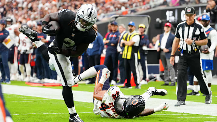 Sep 28, 2025; Paradise, Nevada, USA; Las Vegas Raiders running back Ashton Jeanty (2) catches the ball for a touchdown during the first quarter against the Chicago Bears at Allegiant Stadium. Mandatory Credit: Stephen R. Sylvanie-Imagn Images Sep 28, 2025; Paradise, Nevada, USA; Las Vegas Raiders running back Ashton Jeanty (2) catches the ball for a touchdown during the first quarter against the Chicago Bears at Allegiant Stadium. Mandatory Credit: Stephen R. Sylvanie-Imagn Images