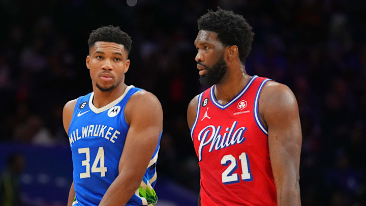 Giannis Antetokounmpo tuvo problemas ante los 76ers de Joel Embiid la noche del viernes