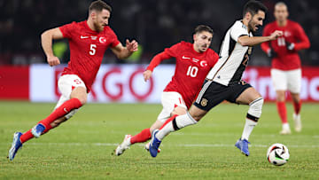 Salih Özcan, İlkay Gündoğan'ı takip ediyor.