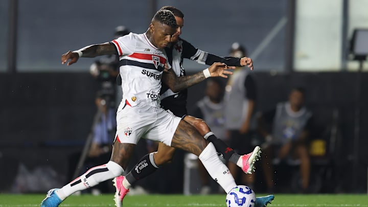 Arboleda fez um grande jogo em São Januário Arboleda fez um grande jogo em São Januário