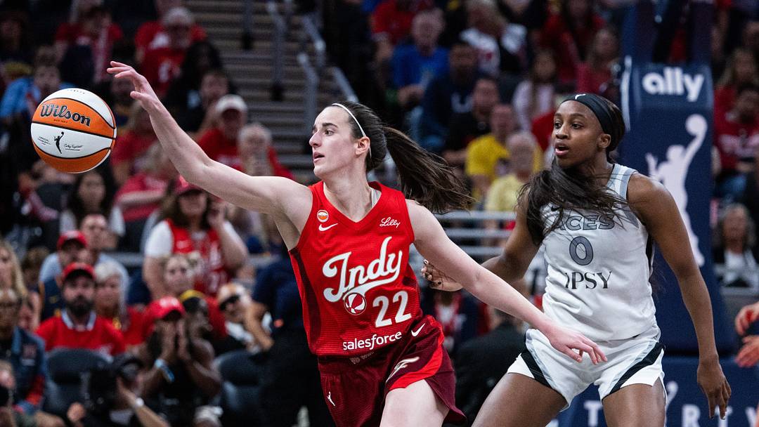 Aug 6, 2026; Indianapolis, Indiana, USA;  Indiana Fever guard Caitlin Clark (22) vies for a loose ball against Las Vegas Aces guard Jackie Young (0) in the second half at Gainbridge Fieldhouse. Mandatory Credit: Trevor Ruszkowski-Imagn Images