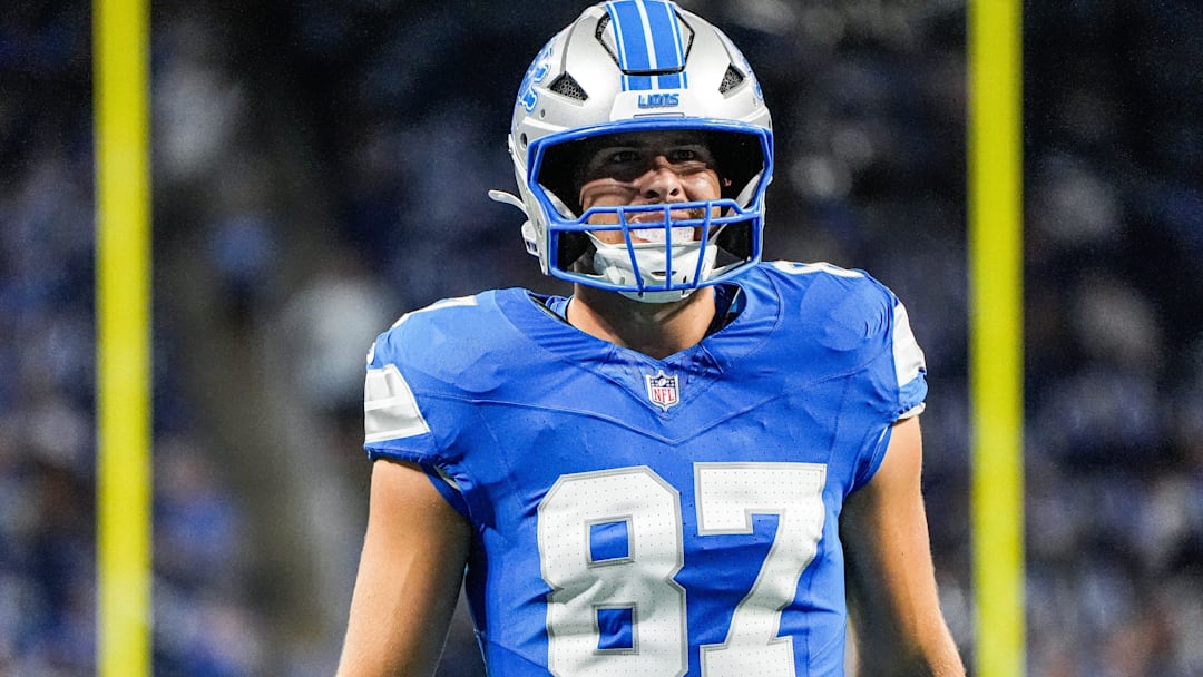 Detroit Lions tight end Sam LaPorta (87) warms up ahead of the Cleveland Browns game at Ford Field in Detroit on Sunday, Sept. 28, 2025.
