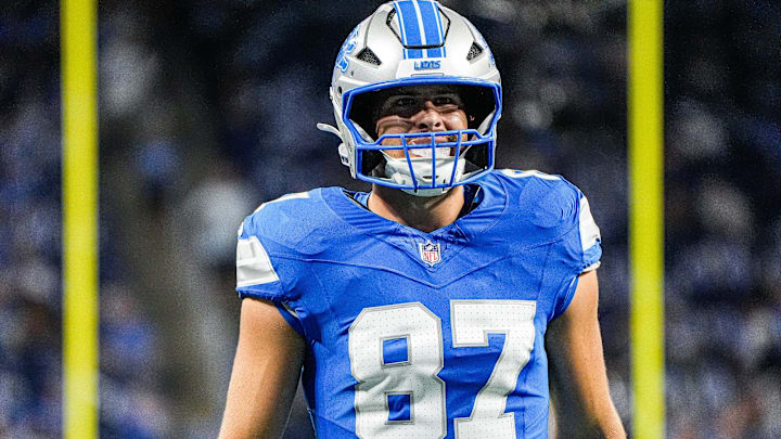 Detroit Lions tight end Sam LaPorta (87) warms up ahead of the Cleveland Browns game at Ford Field in Detroit on Sunday, Sept. 28, 2025.