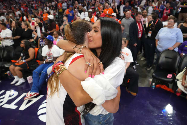 Sabrina Ionescu and Vanessa Bryant