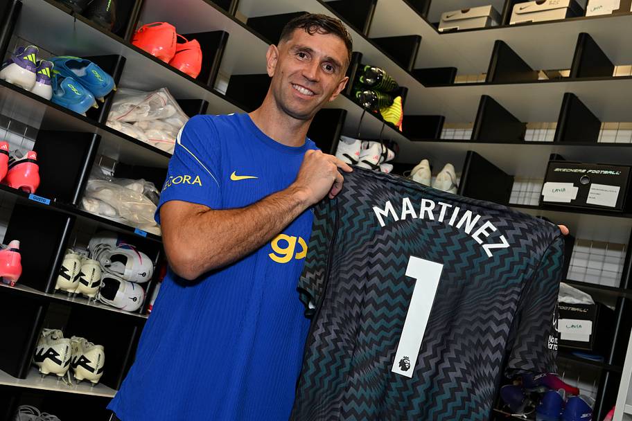 Emiliano Martínez posing with his Chelsea shirt.