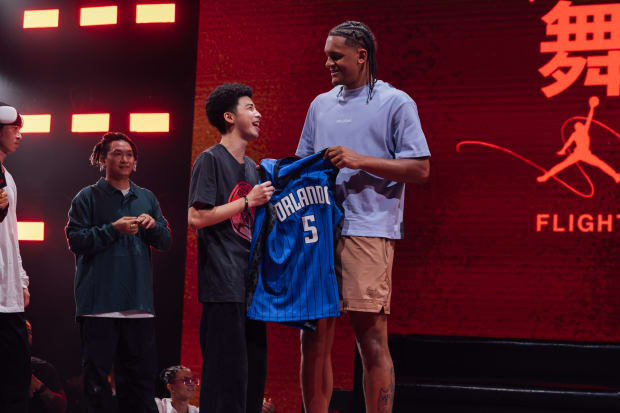 Paolo Banchero gives his jersey to a fan.