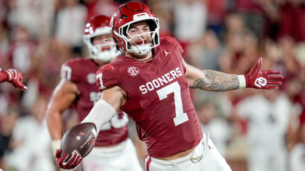 Oklahoma linebacker Jaren Kanak scoops up a fumbled punt return.