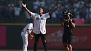 Felix Hernández hizo el pitcheo ceremonial en el juego de los Marineros