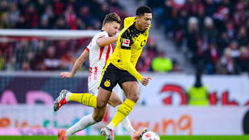 Jobe Bellingham im Zweikampf mit Lucas Höler. Der Youngster sah später in der Partie die Rote Karte