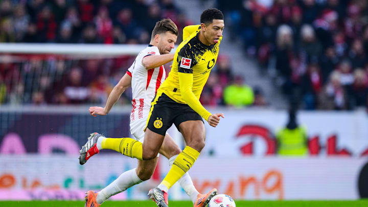 Jobe Bellingham im Zweikampf mit Lucas Höler. Der Youngster sah später in der Partie die Rote Karte