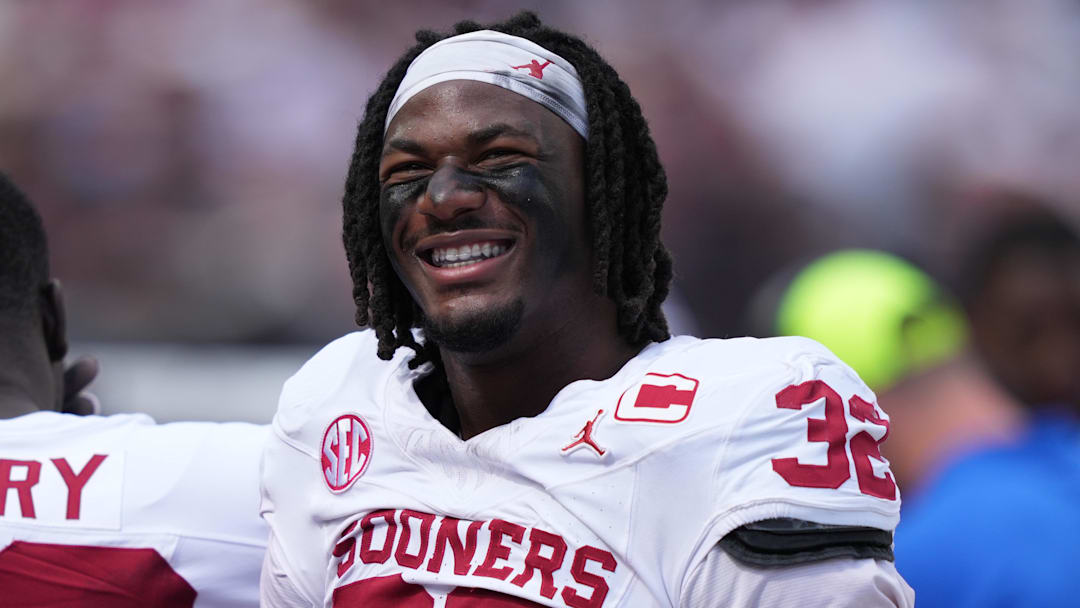 Oklahoma Sooners defensive lineman R Mason Thomas (32) looks on against the Temple Owls in the second half 