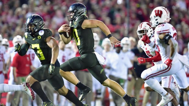 Oregon Ducks quarterback Justin Herbert runs for a touchdown against the Wisconsin Badgers in the Rose Bowl.
