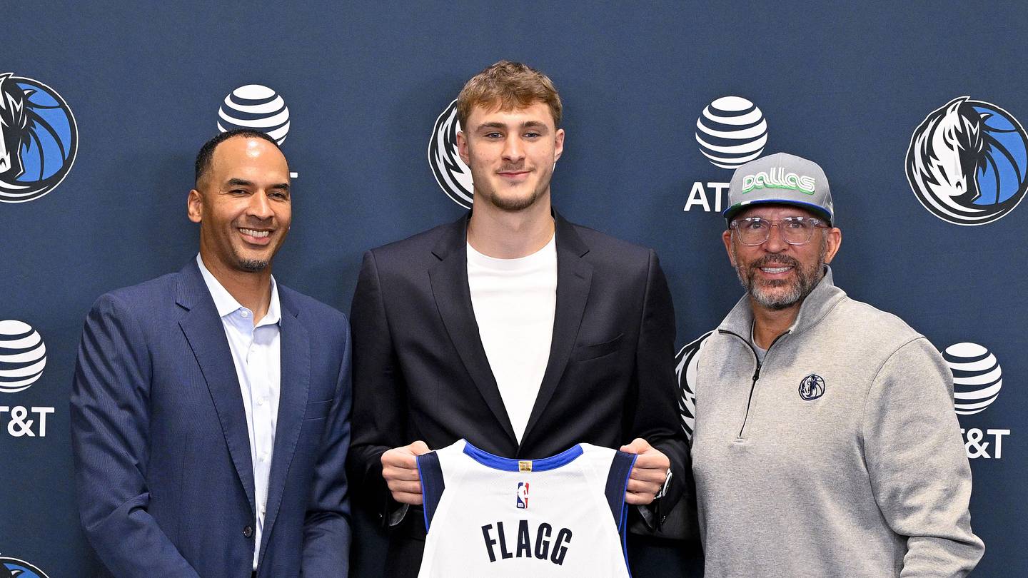 ダラス・マーベリックスはクーパーフラッグ契約の発表を行います