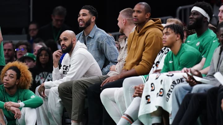 Ngày 12 tháng 4 năm 2024; Boston, Massachusetts, Hoa Kỳ; Tiền đạo Jayson Tatum (0) của Boston Celtics cùng với hậu vệ Derrick White (9), trung phong Kristaps Porzingis (8) và trung phong Al Horford (42) ở bên lề khi họ đối đầu với Charlotte Hornets trong hiệp hai tại TD Garden. Tín dụng bắt buộc: David Butler II-Imagn Images