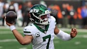 Oct 26, 2025; Cincinnati, Ohio, USA; New York Jets quarterback Justin Fields (7) looks to pass the ball during the fourth quarter against the Cincinnati Bengals at Paycor Stadium. Mandatory Credit: Joseph Maiorana-Imagn Images