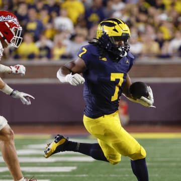 Aug 31, 2024; Ann Arbor, Michigan, USA;  Michigan Wolverines running back Donovan Edwards (7) runs the ball against the Fresno State Bulldogs in the first half at Michigan Stadium. Mandatory Credit: Rick Osentoski-USA TODAY Sports