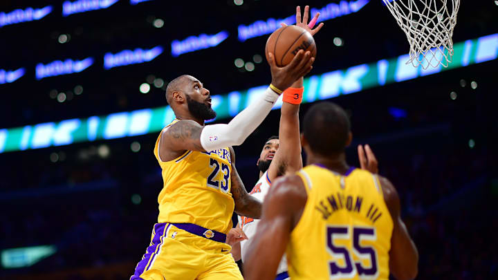 Los Angeles Lakers forward LeBron James (23) moves to the basket against New York Knicks center Karl-Anthony Towns 